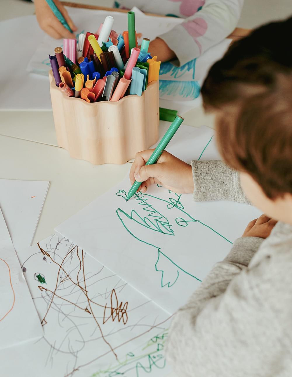 Foto van kinderen op consultatie bij kinderpsycholoog Atelier Santé in Leuven